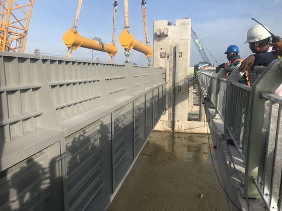 Lắp cửa van ngăn triều lớn nhất Việt Nam ảnh 2 Lắp cửa van ngăn triều lớn nhất Việt Nam ảnh 1