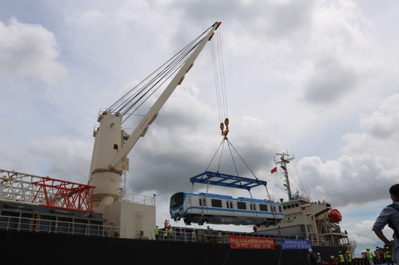 Các toa đầu tiên của metro số 1 (Bến Thành- Suối Tiên) cập cảng Khánh Hội ảnh 1