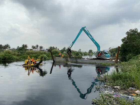 Tổ hợp hiện đại trên sông rạch TPHCM “gắp” hơn 5 tấn rác/giờ ảnh 5 Tổ hợp hiện đại trên sông rạch TPHCM “gắp” hơn 5 tấn rác/giờ ảnh 5