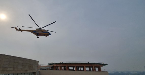 Trực thăng Mi171 sắp hạ cánh xuống sân đỗ của Viện Chấn thương Chỉnh hình, Bệnh viện Quân y 175