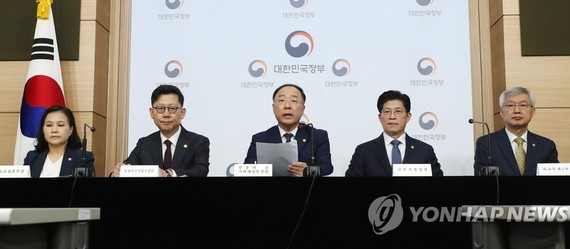 Bộ trưởng Tài chính Hàn Quốc Hong Nam-ki phát biểu tại cuộc họp báo tại Bộ Ngoại giao ở trung tâm Seoul, ngày 25-10-2019. Ảnh: YONHAP