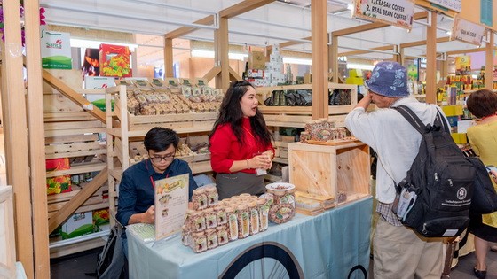 在“越南商品週”裡，不少泰國客戶在參觀、品嚐越南粉麵、King Coffee的咖啡、海平腰果仁。