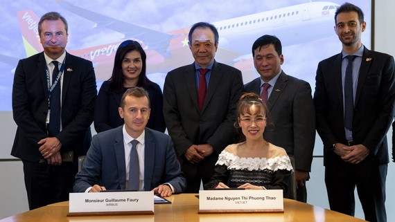越捷航空公司總經理阮氏芳草（前排右）與空巴集團董事長兼總經理Guillaume Faury簽訂合同。（圖源：Airbus）