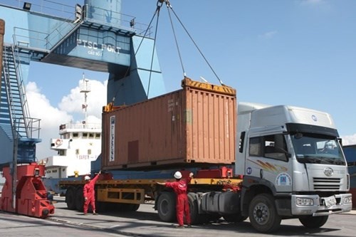 A container is loaded at a PetroVietnam Technical Services Corporation port (Photo: VNA)