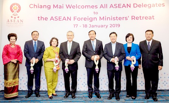 Các bộ trưởng ngoại giao ASEAN trong lễ đón ở Chiang Mai, Thái Lan