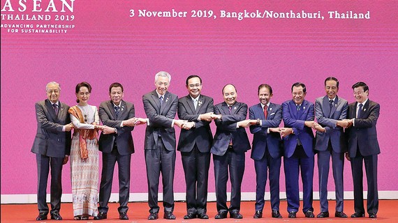 Thủ tướng Nguyễn Xuân Phúc và các trưởng đoàn tại lễ khai mạc Hội nghị Cấp cao ASEAN lần thứ 35. Ảnh: TTXVN