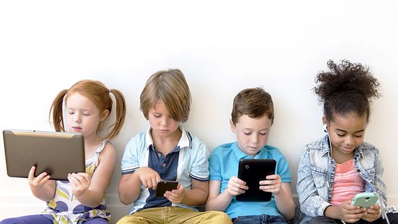 Báo động trẻ em Bắc Mỹ sử dụng thiết bị điện tử