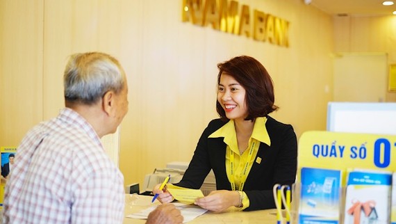 Khách hàng giao dịch tại Nam A Bank