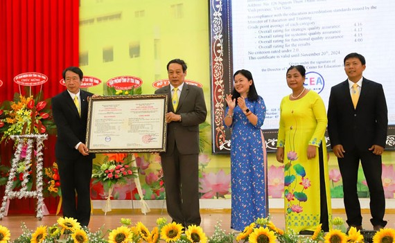 Trường Đại học Trà Vinh đón nhận chứng nhận kiểm định chất lượng giáo dục… 