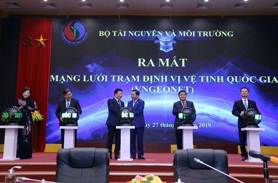 Phó Thủ tướng Trịnh Đình Dũng cùng các đại biểu nhấn nút khai trương mạng lưới trạm định vị vệ tinh quốc gia
