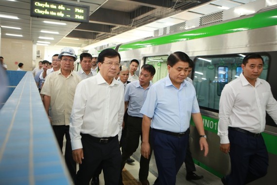 Phó thủ tướng Trịnh Đình Dũng thị sát đường sắt Cát Linh- Hà Đông vào ngày 1-10-2019