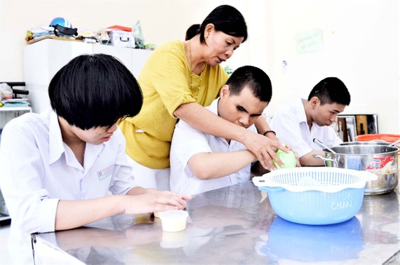 Cô Nguyễn Thị Thu Sương, giáo viên Trường PTĐB Nguyễn Đình Chiểu, hướng dẫn học sinh trong giờ học