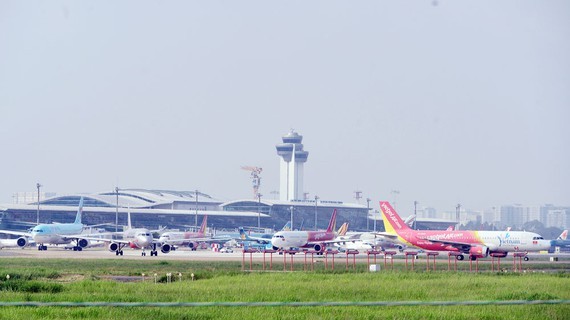 Tan Son Nhat Airport has been overloading and waiting for upgrading and expansion. (Photo: SGGP)