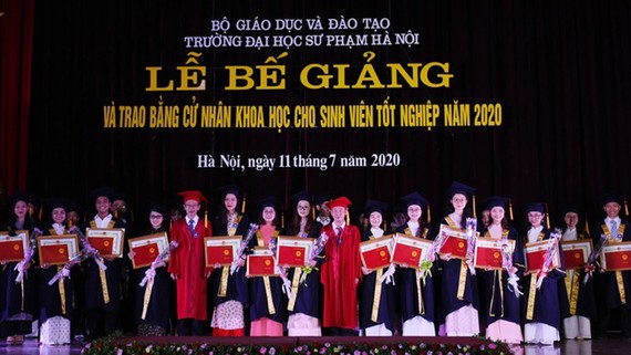 Đại học Sư phạm Hà Nội trao bằng, giấy khen và tặng hoa cho các tân cử nhân tốt nghiệp Thủ khoa năm 2020