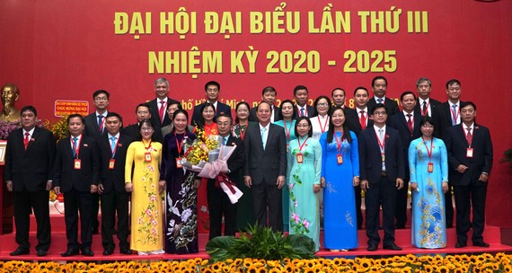 Đồng chí Võ Ngọc Quốc Thuận tái đắc cử Bí thư Đảng ủy Khối Dân – Chính – Đảng TPHCM Ông Nguyễn Hồ Hải, Ủy viên Ban Thường vụ Thành uỷ, Trưởng Ban Tổ chức Thành uỷ tặng hoa và chụp ảnh lưu niệm cùng Ban Chấp hành Đảng bộ Khối Dân - Chính - Đảng TPHCM, nhiệm kỳ 2020-2025. Ảnh: HOÀNG HÙNG