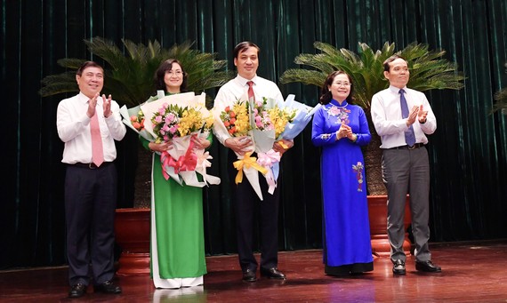 Các đồng chí lãnh đạo TPHCM chúc mừng đồng chí Lê Hòa Bình và đồng chí Phan Thị Thắng được bầu giữ chức Phó Chủ tịch UBND TPHCM, chiều 8-12-2020. Ảnh: VIỆT DŨNG