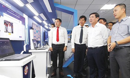 Digital transformation process in HCMC closely linked with innovation Chairman of HCMC People’s Committee Nguyen Thanh Phong (R, 2nd) paid a visit to the space for innovation and experiment of digital transformation on November 9 (Photo: SGGP)
