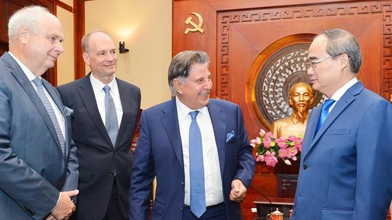 Secretary of the Ho Chi Minh City Party Committee Nguyen Thien Nhan receives German enterprises (Photo: Viet Dung)