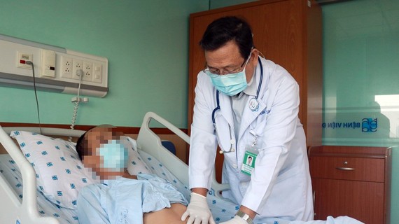 GS.TS.BS. Trần Ngọc Sinh khám cho bệnh nhân trước khi xuất viện
