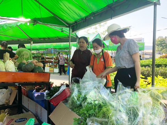 Chợ phiên nông sản an toàn quận Tân Phú được tổ chức định kỳ vào thứ 6 hàng tuần