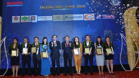 Chương trình bình chọn Thương hiệu Việt yêu thích nhất 2020: 15 năm “xây” niềm tin cho hàng Việt Phó Chủ tịch Thường trực UBND TPHCM Lê Thanh Liêm và Tổng Biên Tập báo SGGP Nguyễn Tấn Phong trao giải thưởng Thương hiệu Vàng 2020 cho các doanh nghiệp