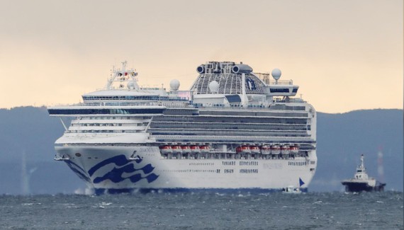 Tàu du lịch Diamond Princess, nơi có thêm 10 người dương tính với virus Corona, tàu đang neo đậu ở Yokohama, phía Nam Tokyo, Nhật Bản, ngày 6-2-2020. Ảnh: REUTERS / Kim Kyung-Hoon