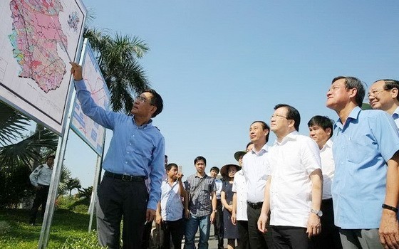 政府副总理郑廷勇考察隆城机场建设场地。