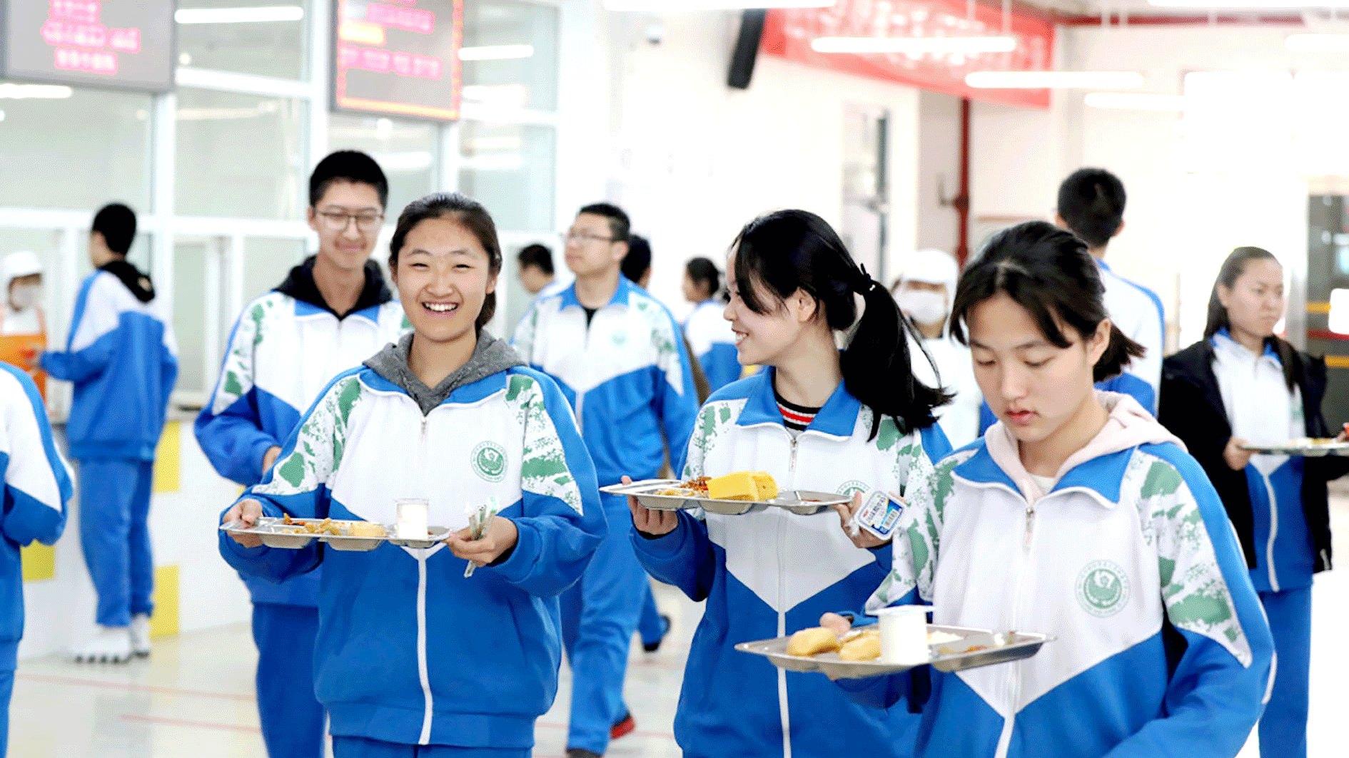 Nâng chất lượng bữa ăn học đường Học sinh tại một trường trung học ở Bắc Kinh lấy bữa ăn tại căn tin