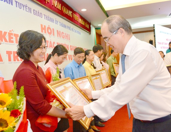 Công tác tuyên giáo trước những thách thức mang tính thời đại Bí thư Thành ủy TPHCM Nguyễn Thiện Nhân trao bằng khen cho các tập thể đạt thành tích xuất sắc trong công tác tuyên giáo. Ảnh: VIỆT DŨNG