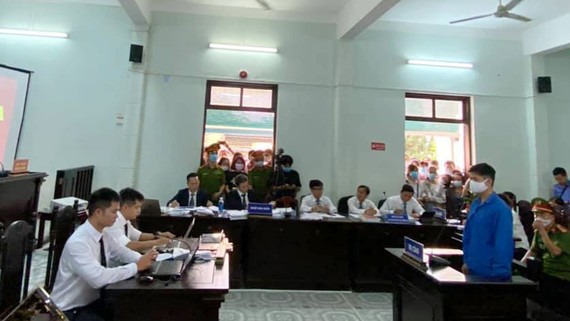 Xét xử sơ thẩm vụ bác sĩ “hiếp dâm” điều dưỡng tại Huế, vì sao hoãn giữa chừng? Bị cáo Lê Quang Huy Phương tại phiên tòa sơ thẩm
