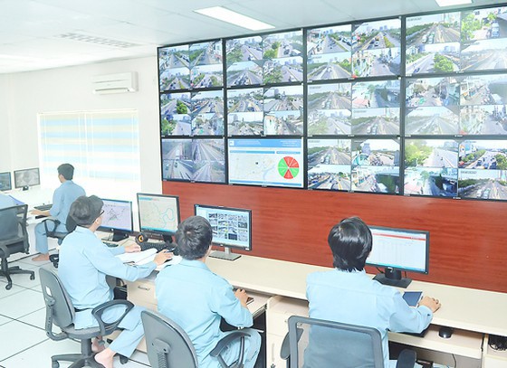 Theo dõi giao thông TPHCM qua Cổng Thông tin giao thông trong Trung tâm Quản lý đường hầm sông Sài Gòn. Ảnh: CAO THĂNG