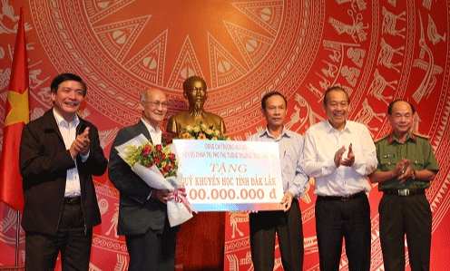 Phó Thủ tướng Thường trực Trương Hòa Bình trao tặng số tiền 100 triệu đồng cho Quỹ khuyến học tỉnh Đắk Lắk. Ảnh: VGP