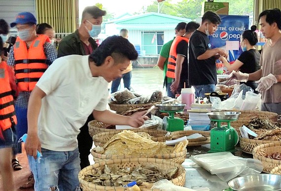 Du khách đã trở lại tham quan, mua sắm tại Chợ nổi Cái Răng vào dịp lễ 30-4 và 1-5 vừa qua 