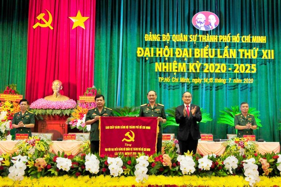 Đồng chí Nguyễn Thiện Nhân, Ủy viên Bộ Chính trị, Bí thư Thành ủy, Bí thư Đảng ủy Quân sự TPHCM  tặng bức trướng cho Đảng bộ Quân sự TPHCM tại Đại hội Đại biểu Đảng bộ Quân sự TPHCM lần thứ XII
