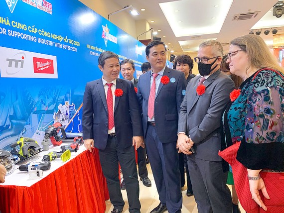 Phó Chủ tịch UBND TPHCM Dương Anh Đức trao đổi cùng các đại biểu  dự Hội nghị “Tìm kiếm nhà cung cấp công nghiệp hỗ trợ năm 2020”