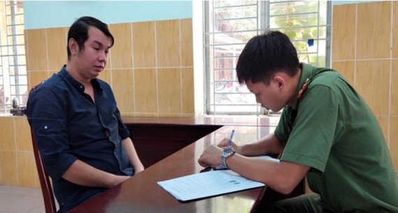 Bắt 3 đối tượng tổ chức người nước ngoài ở lại Việt Nam trái phép Một trong 3 đối tượng tại cơ quan công an. Nguồn: VOV