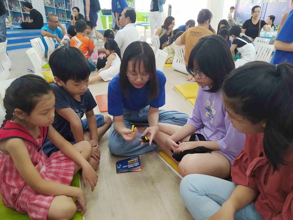 Các bạn nhỏ vừa được xem phim vừa tham gia trải nghiệm khoa học ngay tại sự kiện