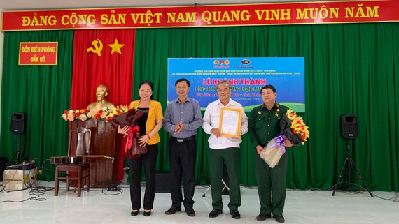 Ông Phạm Hồng Khanh, Phó Chủ tịch UBND huyện Bù Gia Mập trao hoa và thư cảm ơn đến đoàn công tác 