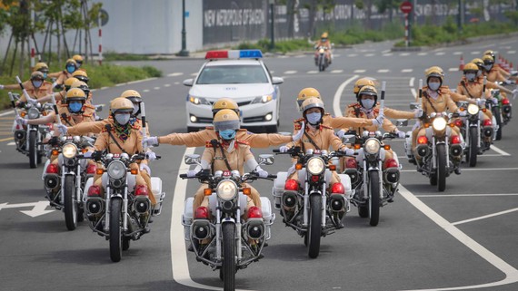 Những “bóng hồng” vượt khó Đội nữ CSGT dẫn đoàn bằng những chiếc xe đặc chủng phân khối lớn. Ảnh: DŨNG PHƯƠNG