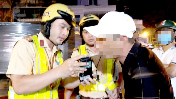 Ngăn ngừa “ma men” dịp lễ, tết Kiểm tra nồng độ cồn người điều khiển phương tiện giao thông. Ảnh: CAO THĂNG