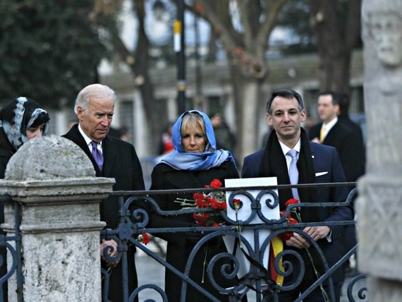 Cựu Phó Tổng thống Hoa Kỳ Joe Biden (thứ hai bên trái) đã đi cùng vợ ông Jill (thứ hai bên phải), cháu gái của ông Naomi Biden (trái), và con rể Howard Kerin (phải) vào ngày 22 tháng 1 năm 2016 tại Istanbul. Photo: MURAD SEZER / POOL / AFP qua Getty Image