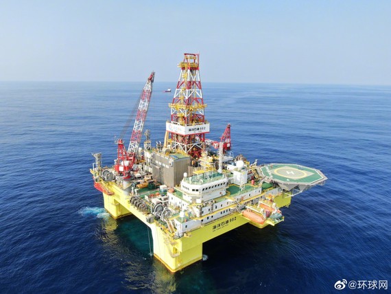  Một giàn khoan dầu của Bắc Kinh trong vùng biển tranh chấp ở Biển Đông.  Ảnh: Weibo