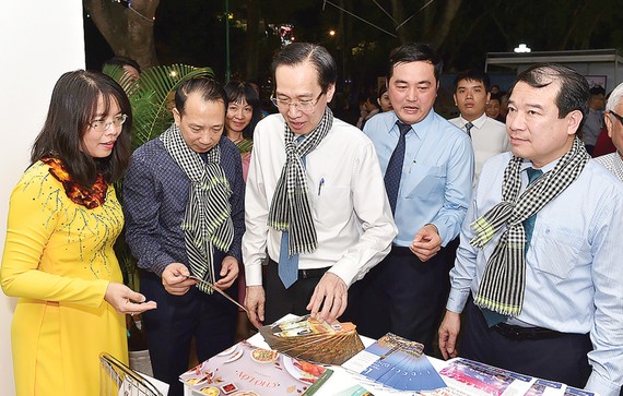 Phó Chủ tịch Thường trực UBND TPHCM Lê Thanh Liêm cùng các đại biểu tham quan gian hàng tại Ngày hội Du lịch TPHCM