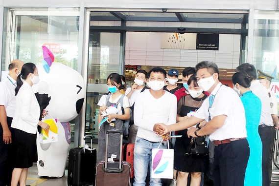 Đại diện Sở Du lịch TP Đà Nẵng tặng quà đoàn khách đầu tiên trở lại thành phố