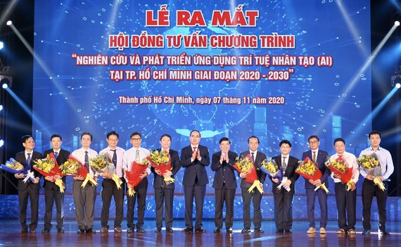 Ngày hội doanh nghiệp CNTT và AI TPHCM: Cùng xây dựng TPHCM văn minh, hiện đại, nghĩa tình Đồng chí Nguyễn Thiện Nhân và đồng chí Nguyễn Thành Phong chúc mừng ra mắt Hội đồng tư vấn Chương trình “Nghiên cứu và phát triển ứng dụng AI tại TPHCM giai đoạn 2020 - 2030”. Ảnh: HOÀNG HÙNG