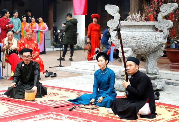 Biểu diễn ca trù trong một buổi sinh hoạt của nhóm Đình Làng Việt