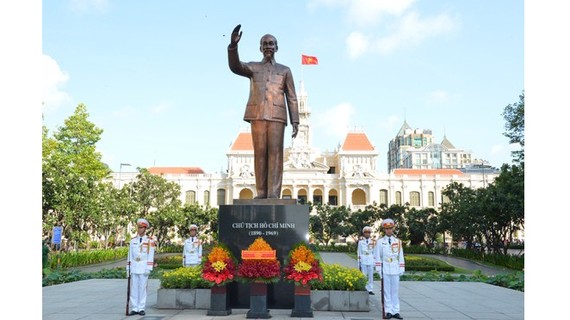 Kỷ niệm 44 năm Ngày Thành phố Sài Gòn – Gia Định chính thức, vinh dự mang tên Chủ tịch Hồ Chí Minh. Ảnh: VIỆT DŨNG