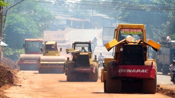 Thi công nâng cấp mở rộng quốc lộ 13, đoạn thị trấn Lộc Ninh - cửa khẩu Hoa Lư. Ảnh: VĂN PHONG