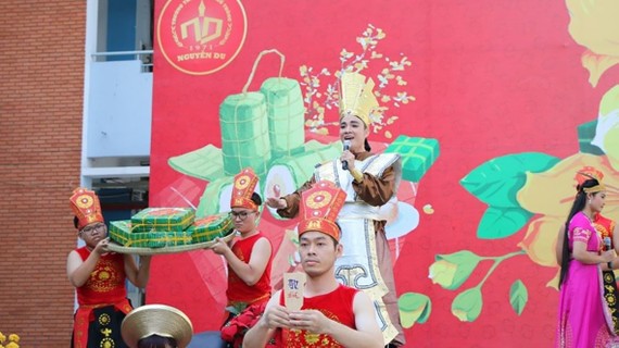 Giáo dục văn hóa truyền thống qua hội xuân Học sinh Trường THPT Nguyễn Du tái hiện sự tích bánh chưng, bánh giầy trong buổi nói chuyện chuyên đề “Tết 2020”