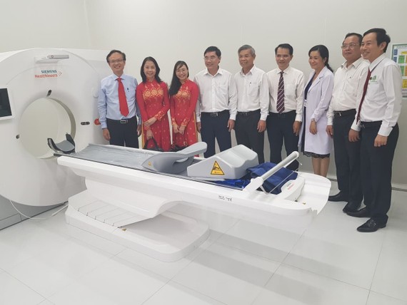 Các đại biểu tham quan máy CTscan thế hệ mới được Bệnh viện Quận 9 đầu tư từ nguồn vay kích cầu của TP